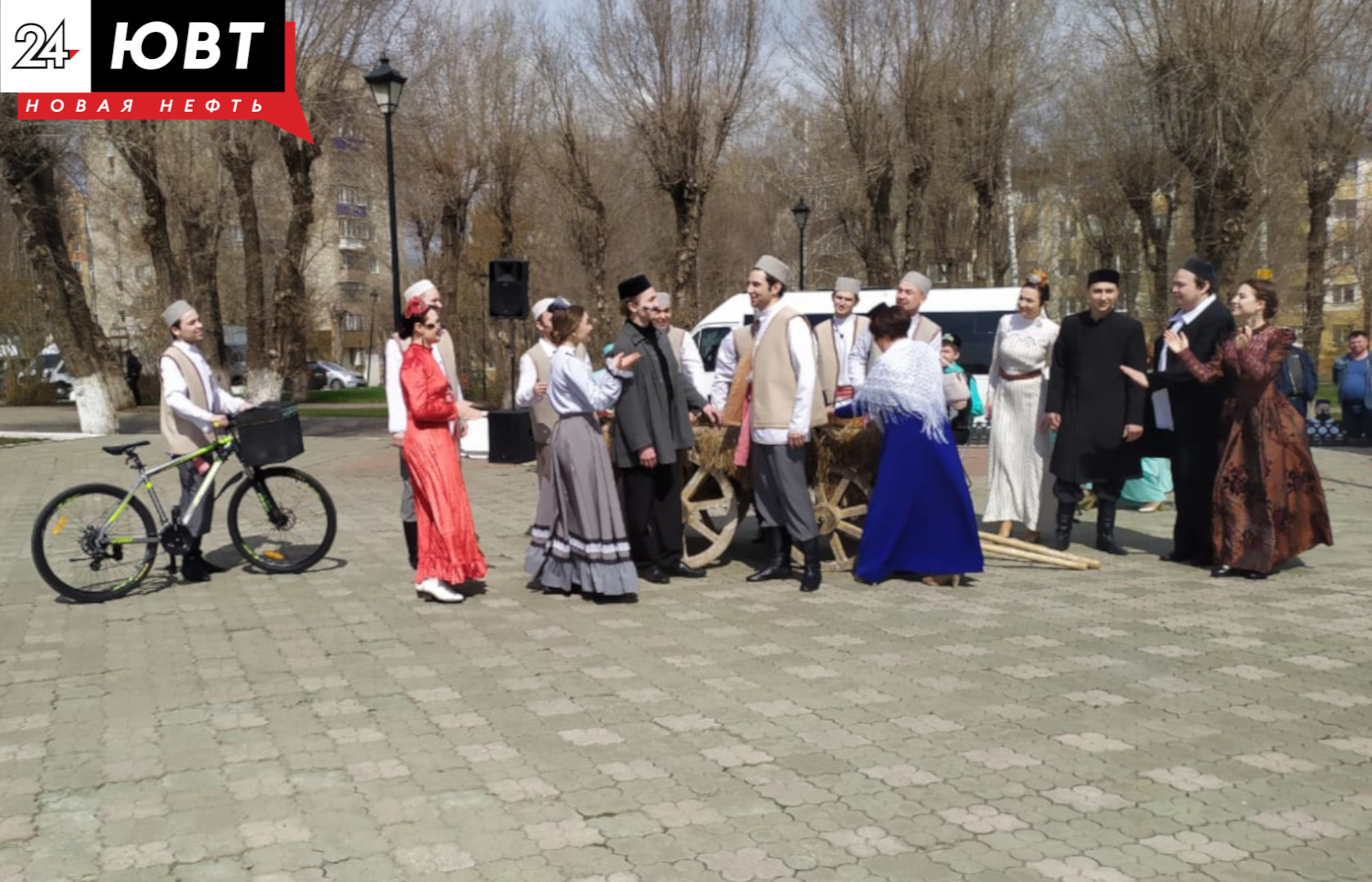 В День родного языка у памятника Габдуллы Тукая в Альметьевске проходит праздник поэзии